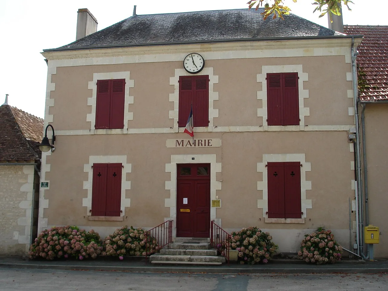 Néons-sur-Creuse (36) : La mairie.